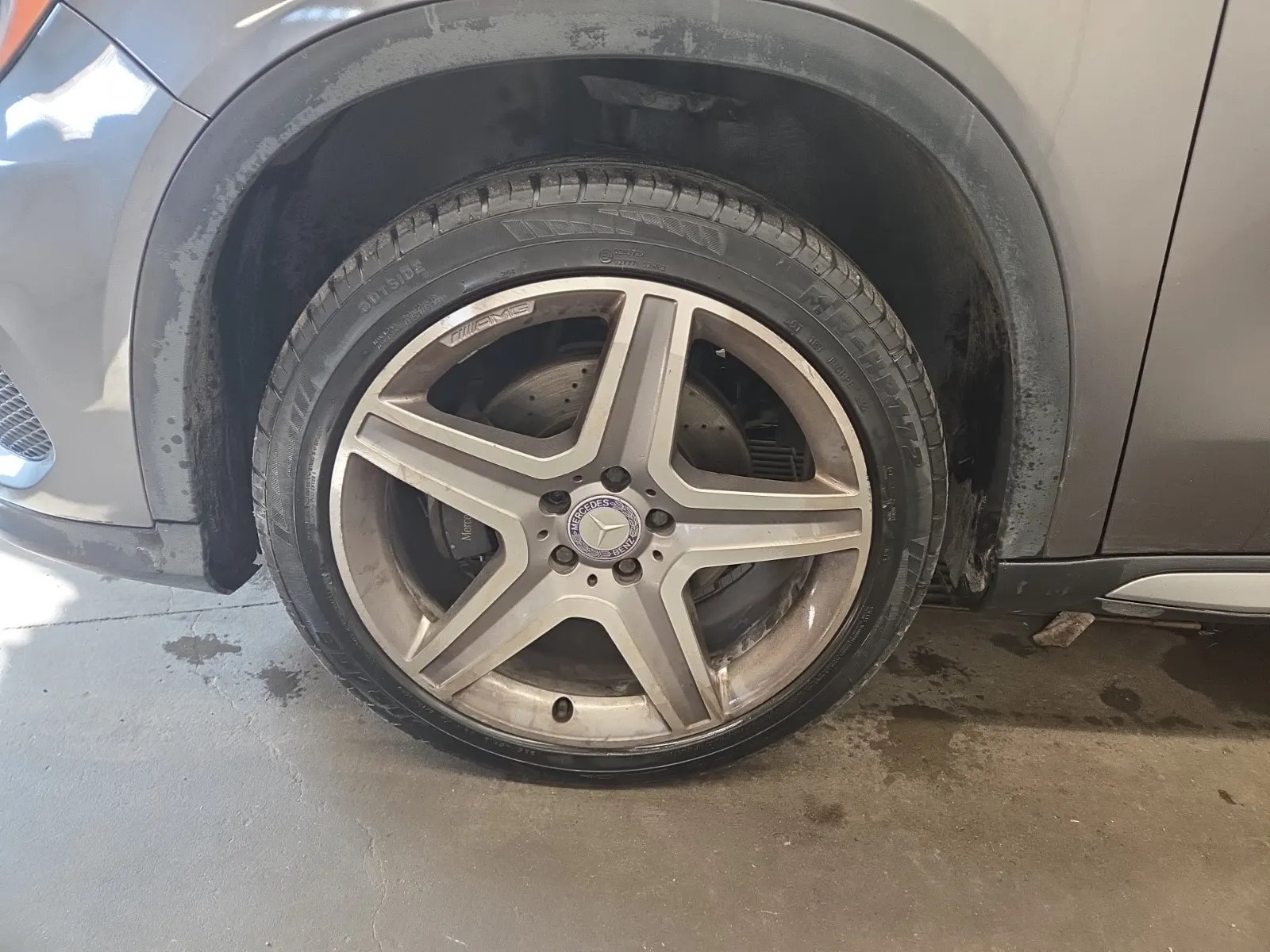Front driver wheel/tire photo