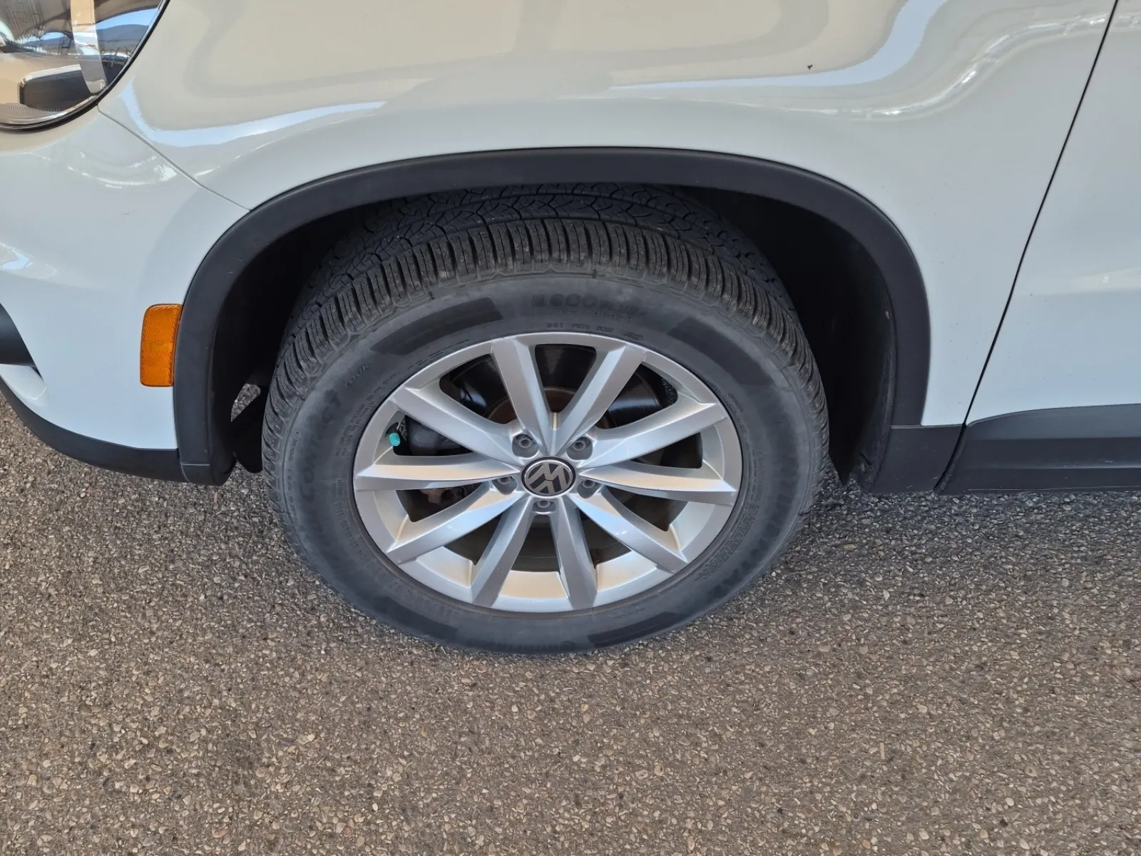 Front driver wheel/tire photo