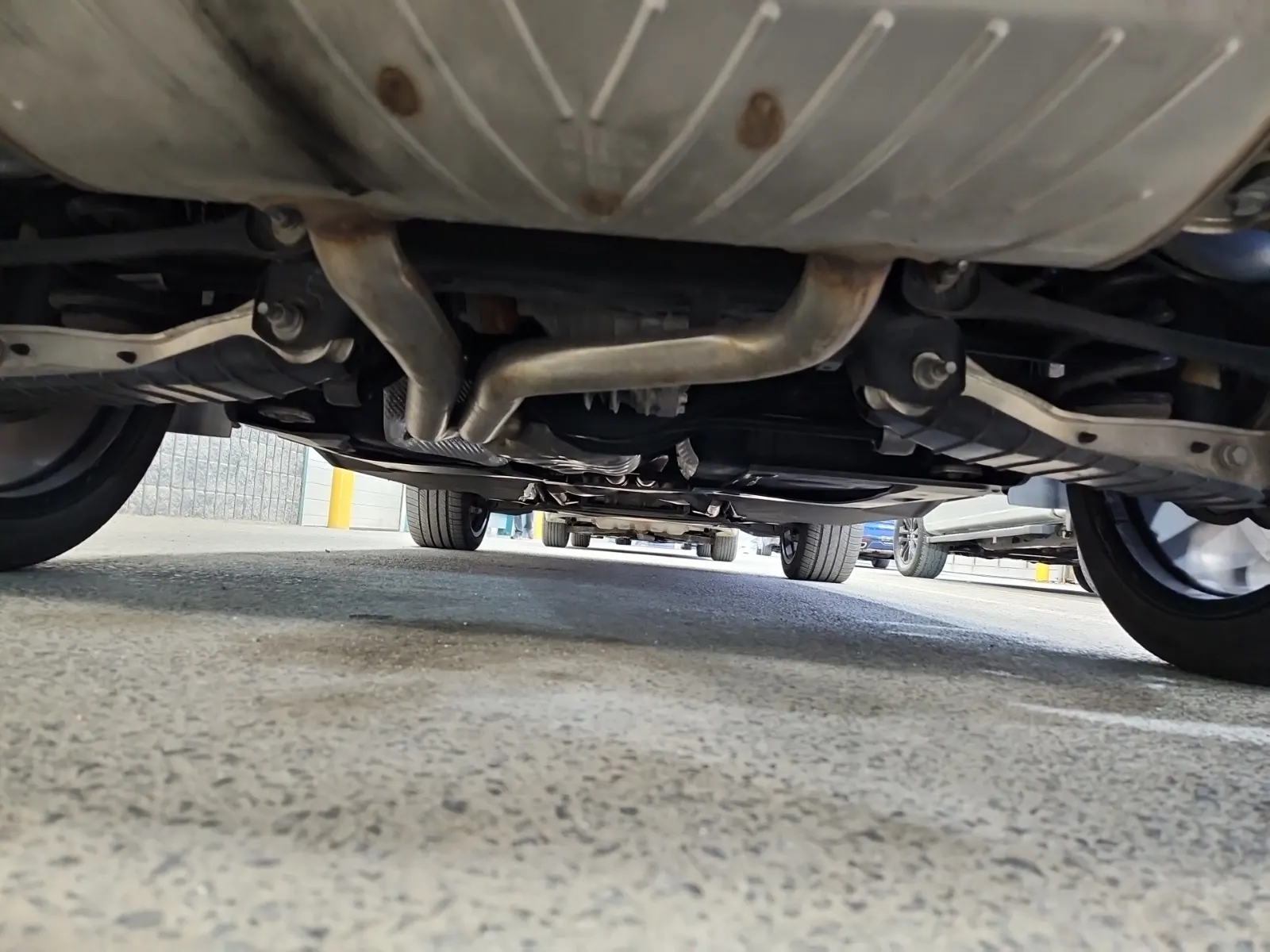 Undercarriage - Rear Photo