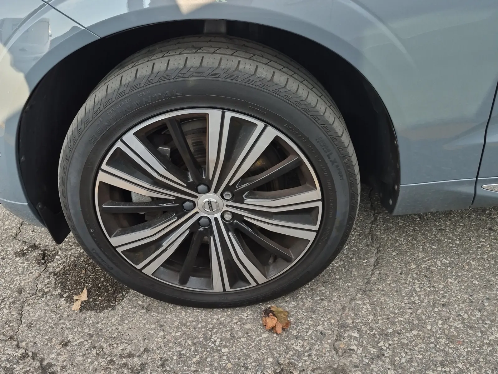 Front driver wheel/tire photo