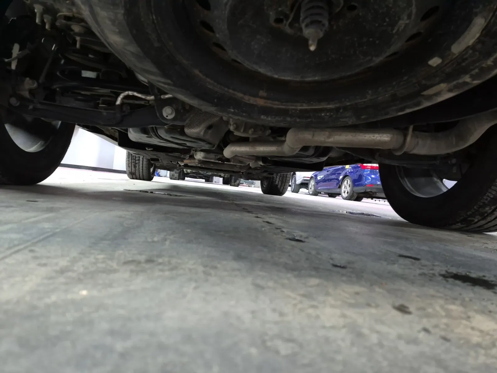 Undercarriage - Rear Photo