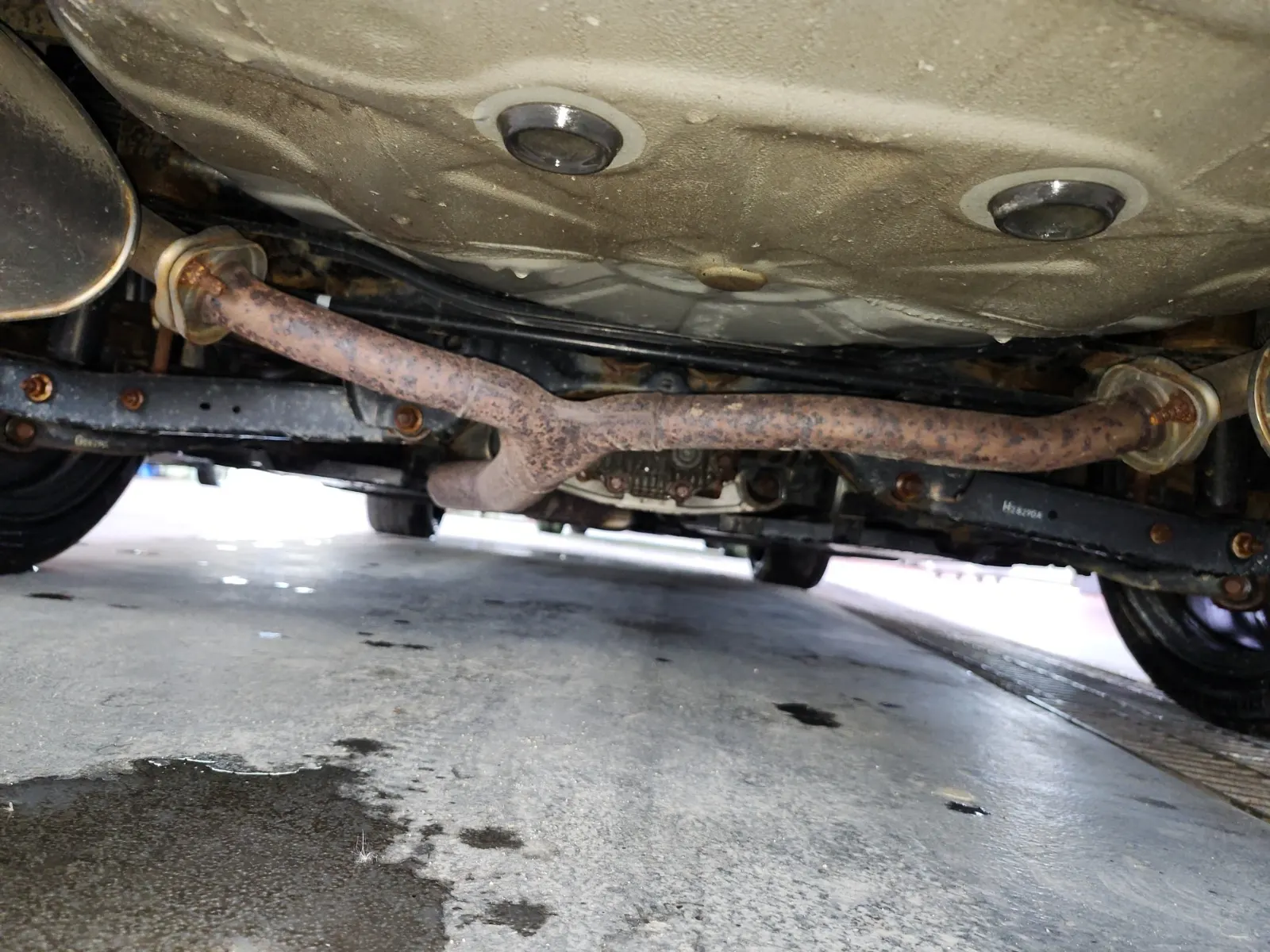 Undercarriage - Rear Photo