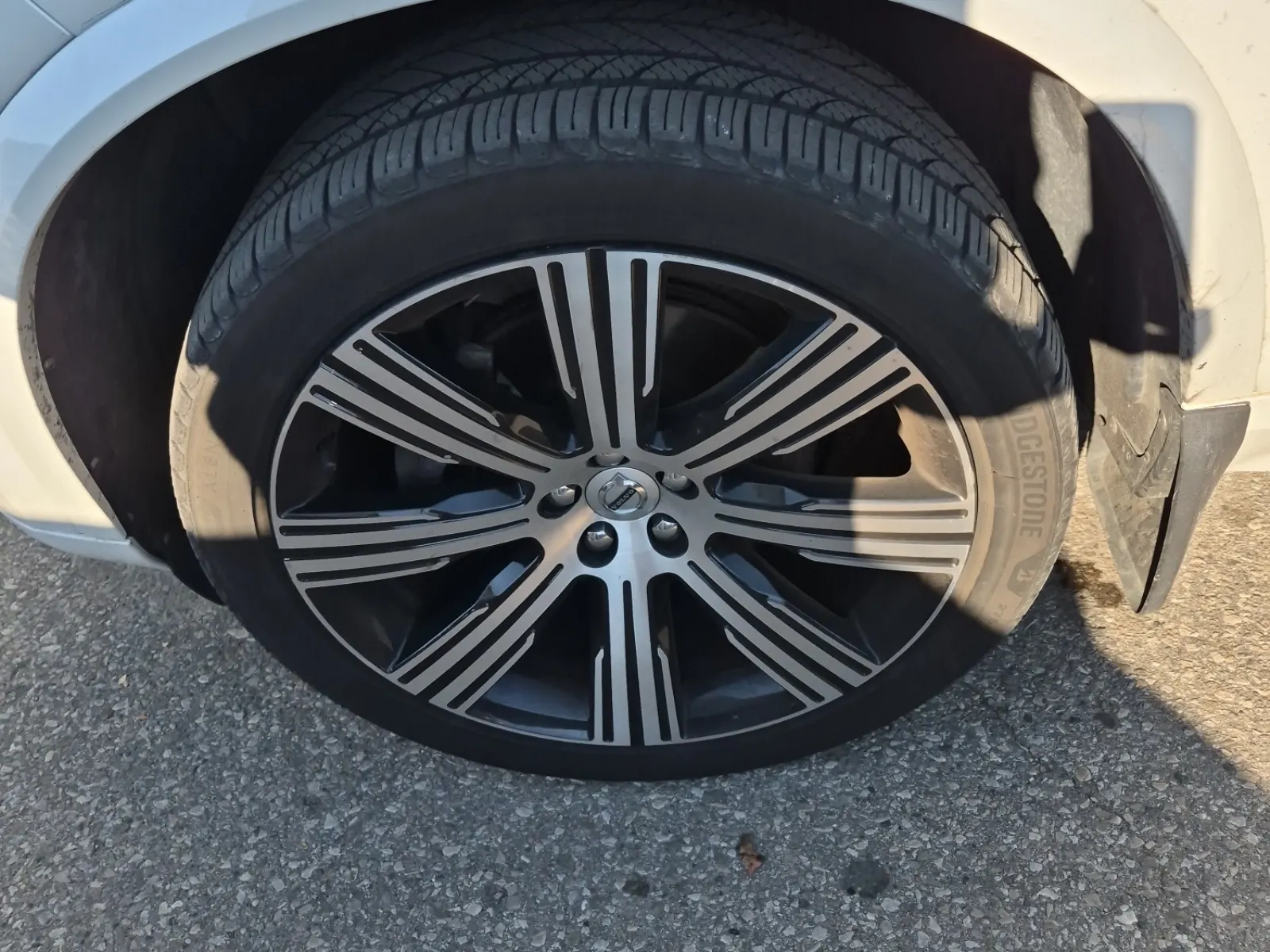 Front driver wheel/tire photo