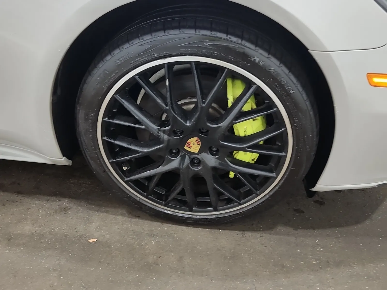 Right Front Wheel/Tire Photo