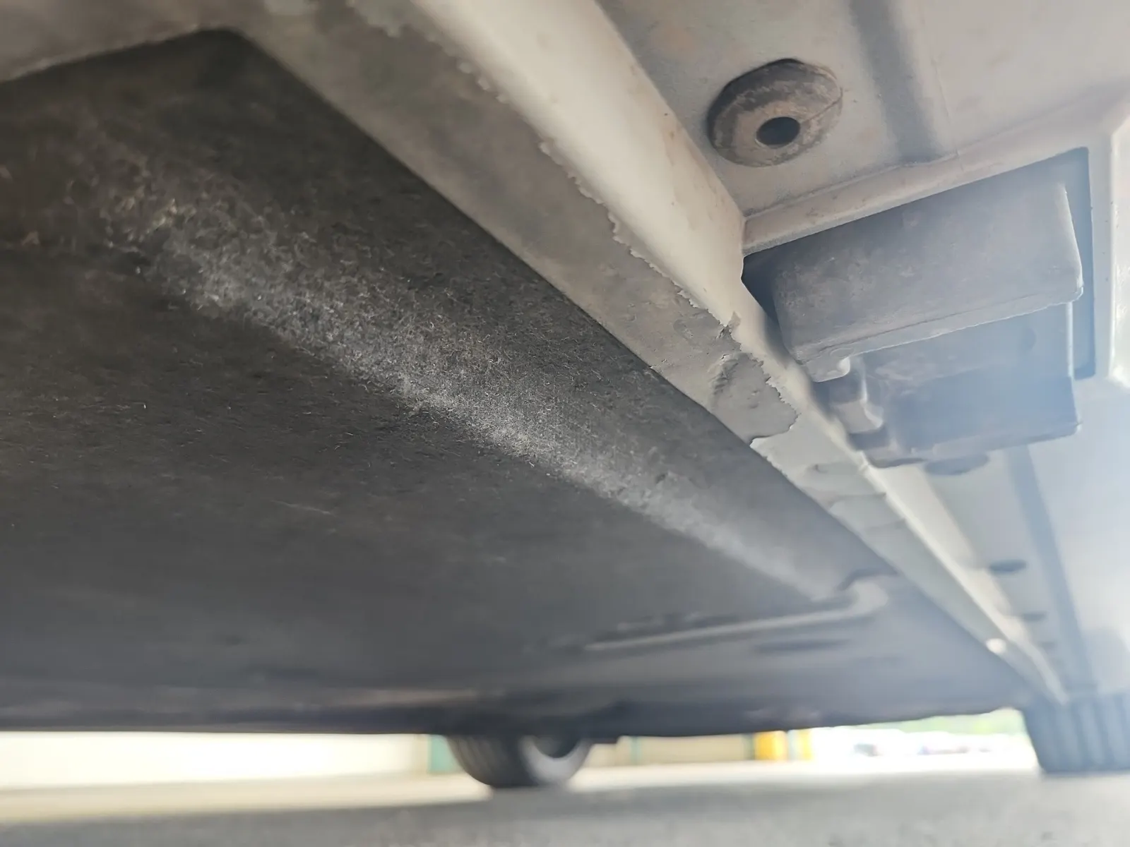 Undercarriage - Passenger Photo
