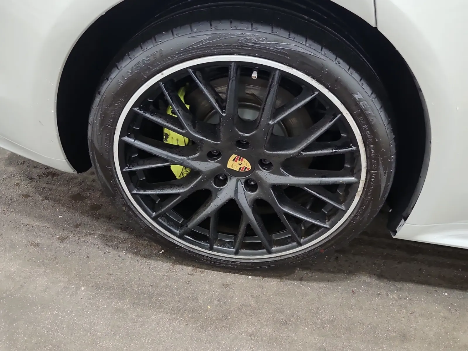 Right Rear Wheel/Tire Photo