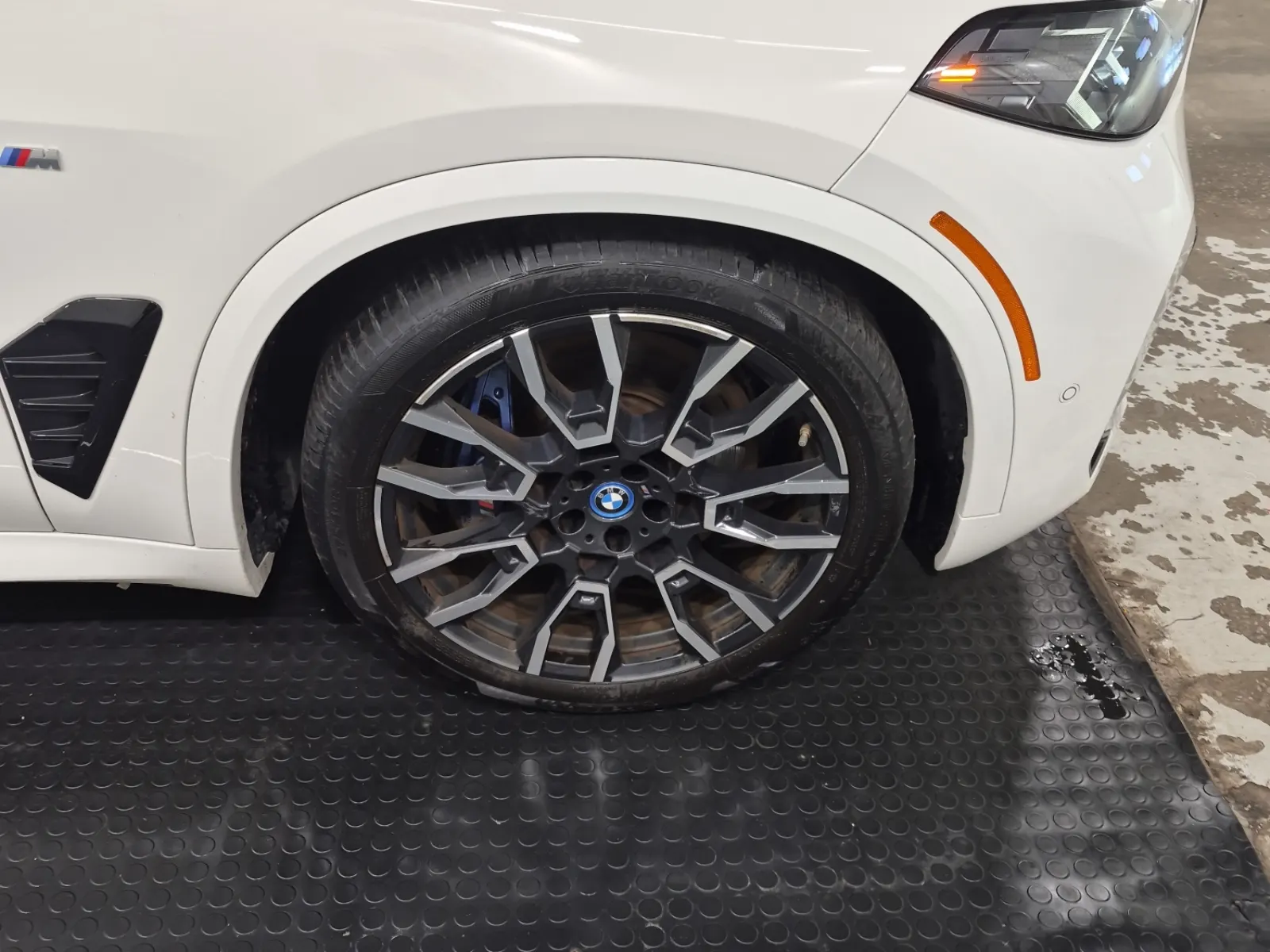 Right Front Wheel/Tire Photo