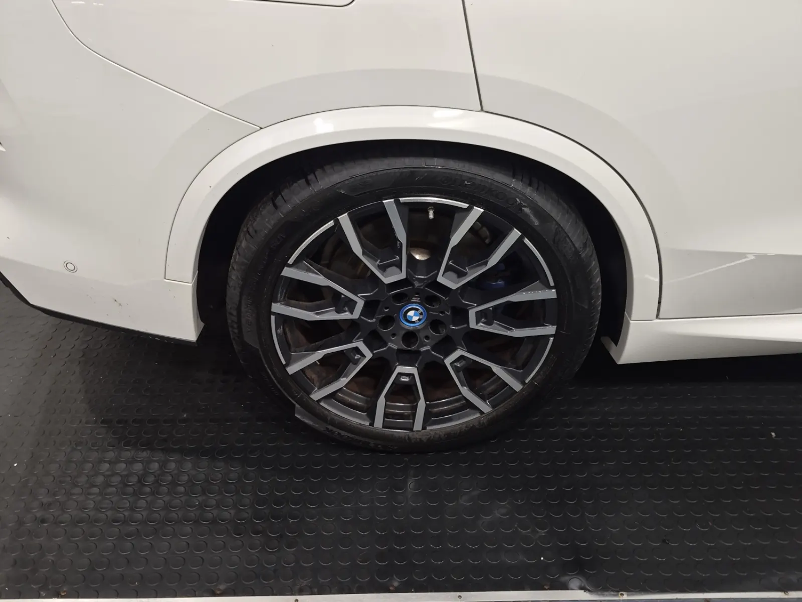 Right Rear Wheel/Tire Photo