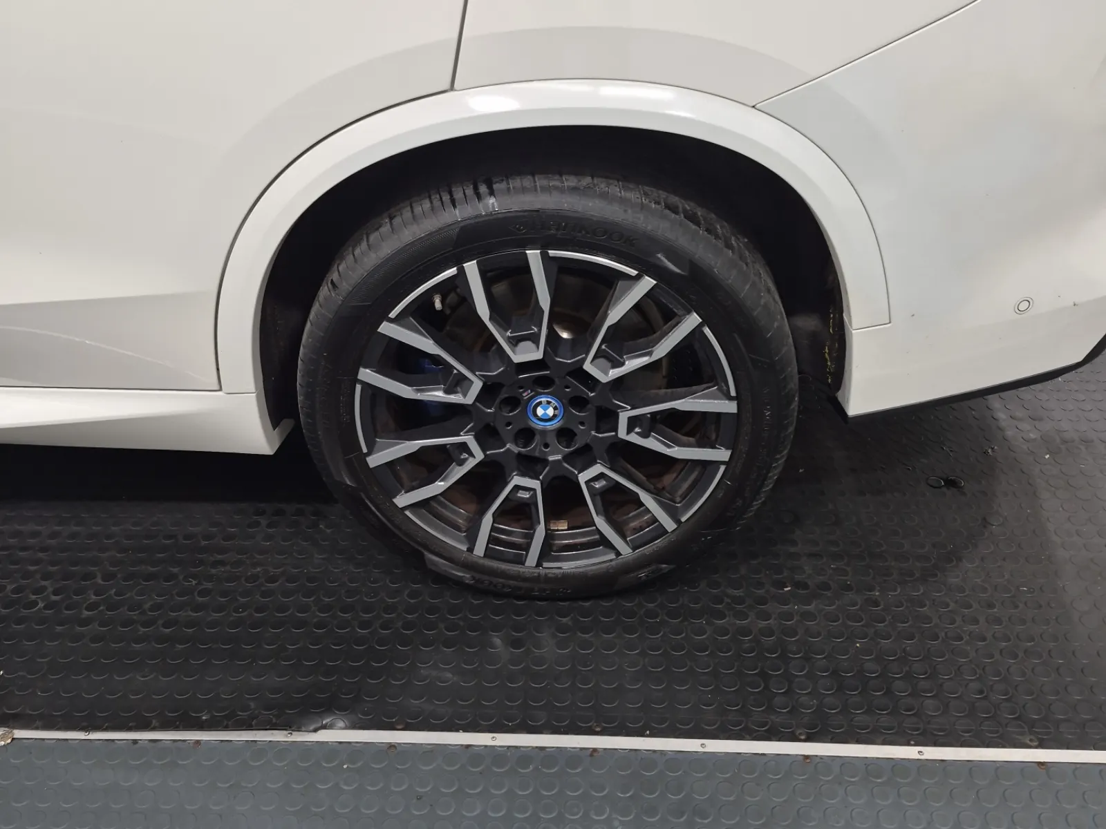 Left Rear Wheel/Tire Photo