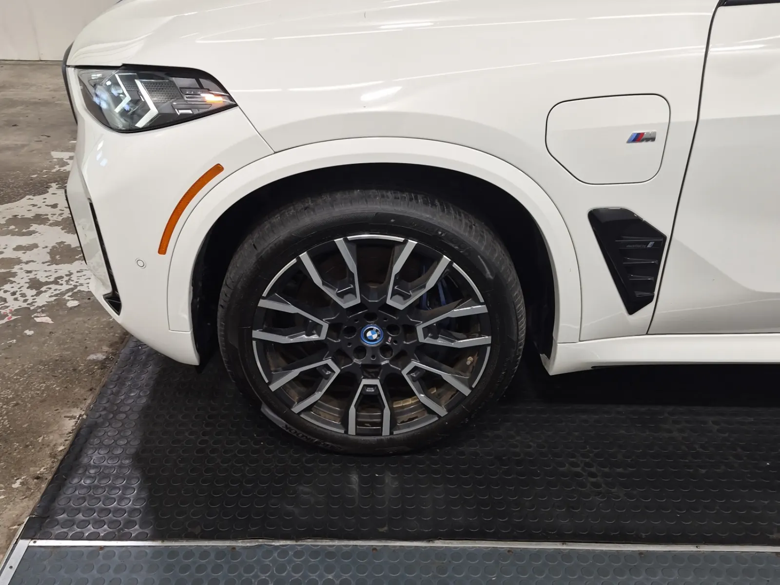 Front driver wheel/tire photo