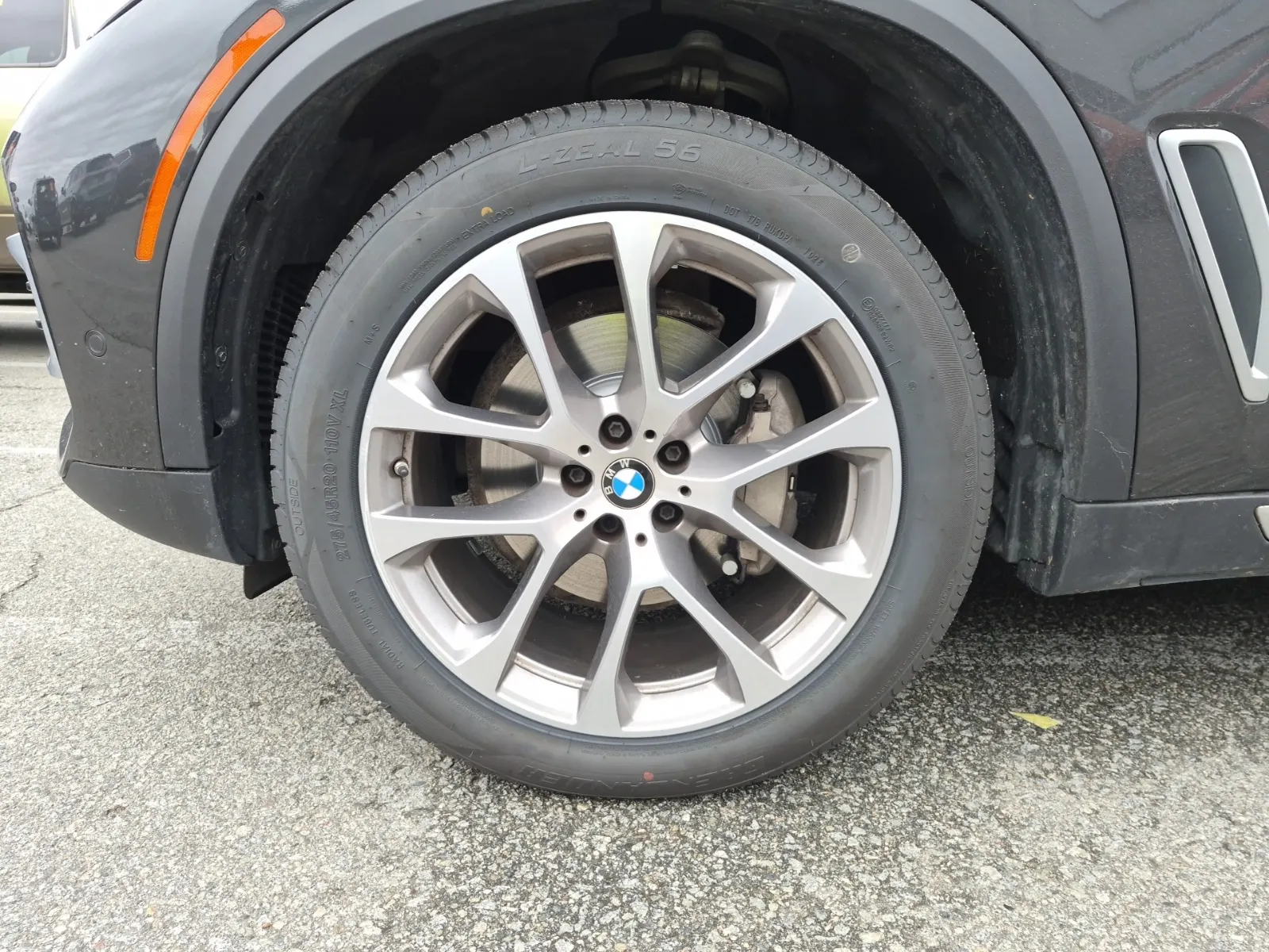 Front driver wheel/tire photo
