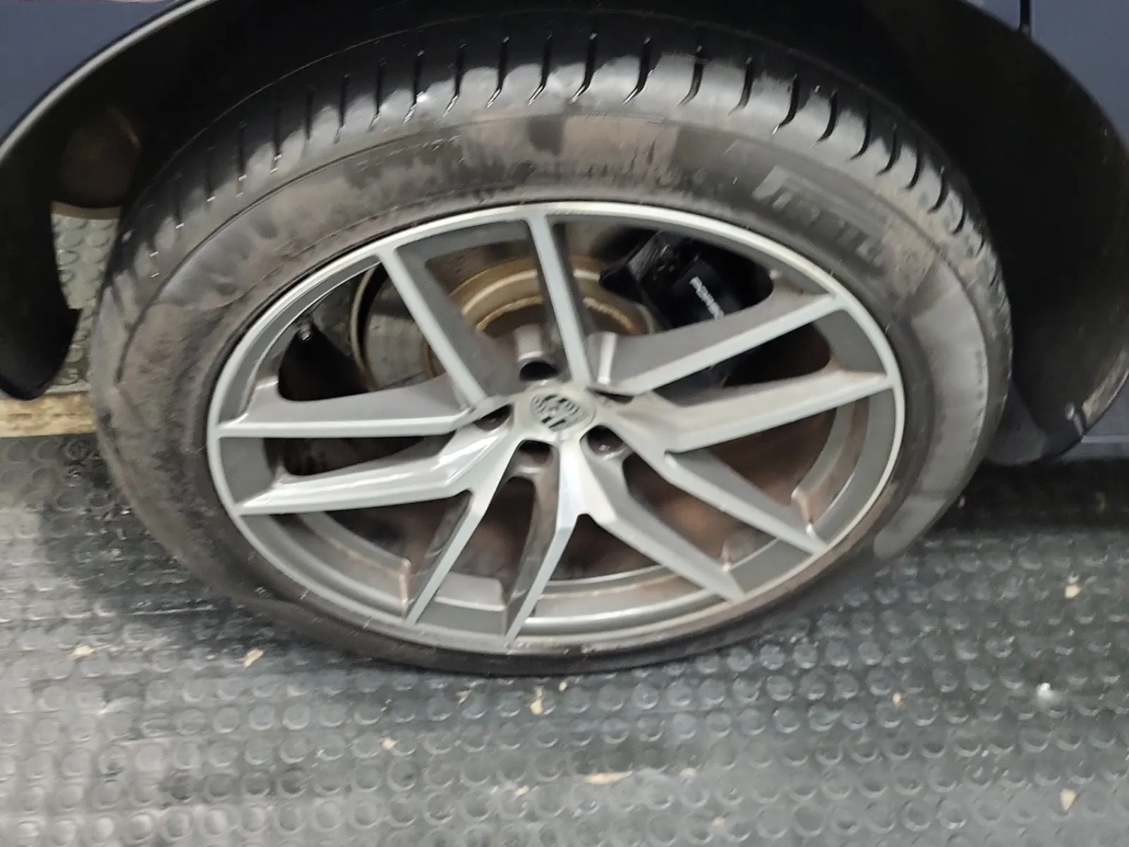 Right Rear Wheel/Tire Photo