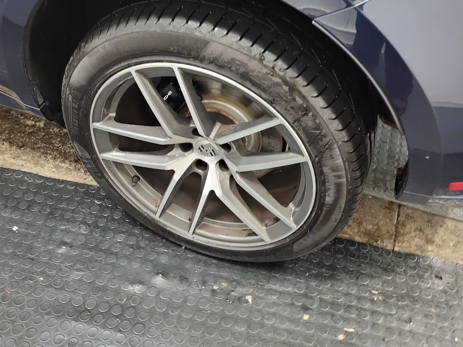 Left Rear Wheel/Tire Photo