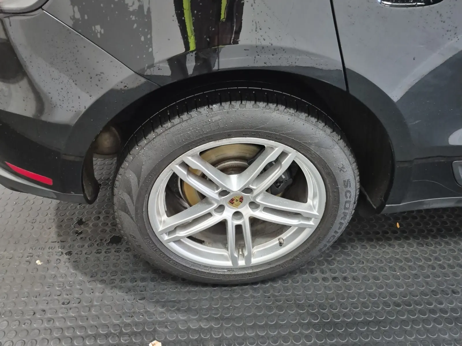 Right Rear Wheel/Tire Photo