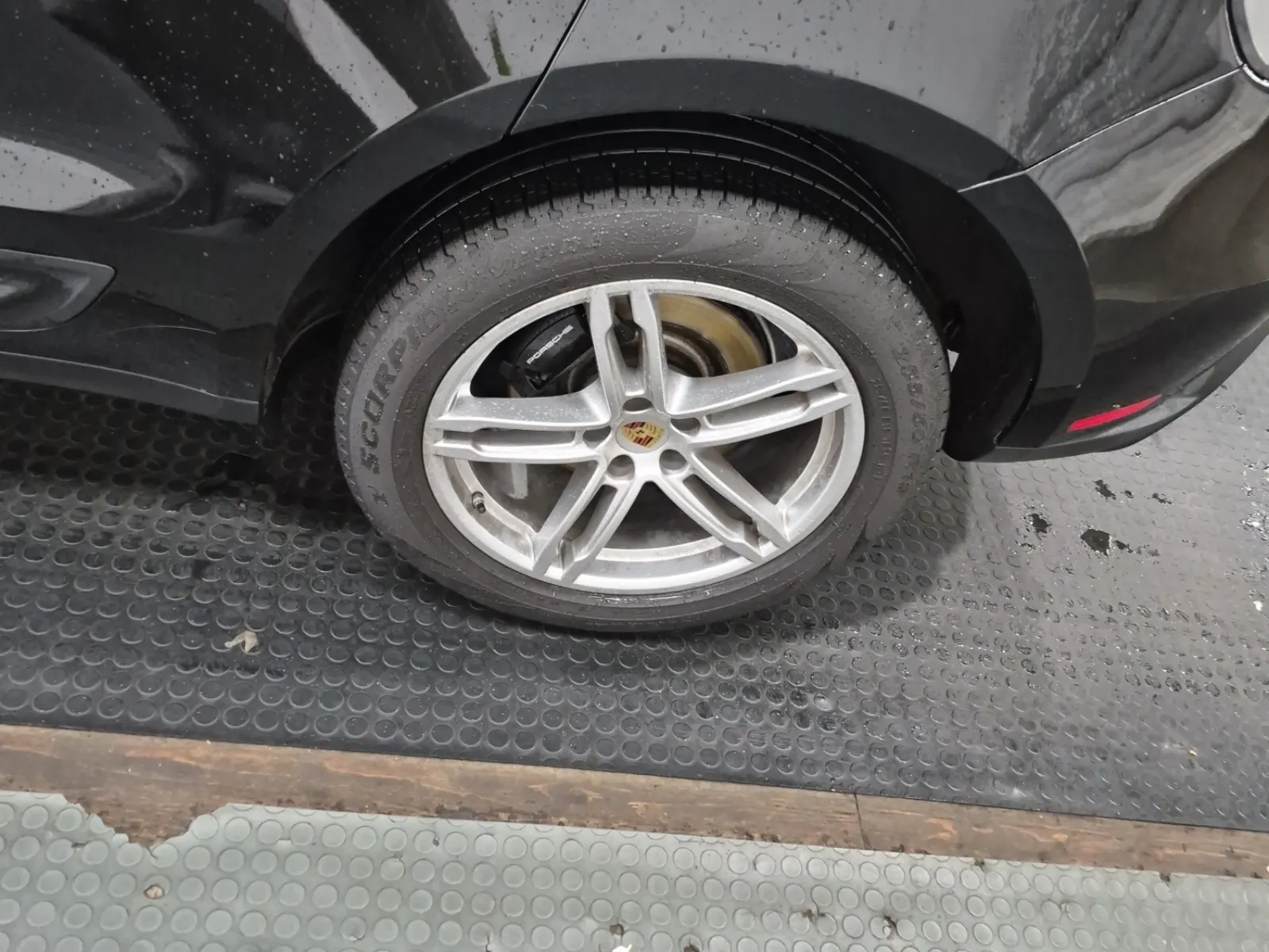 Left Rear Wheel/Tire Photo