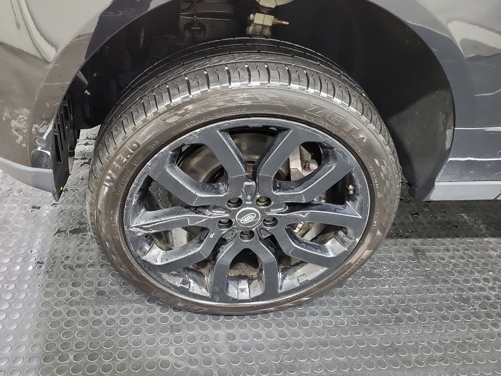 Front driver wheel/tire photo