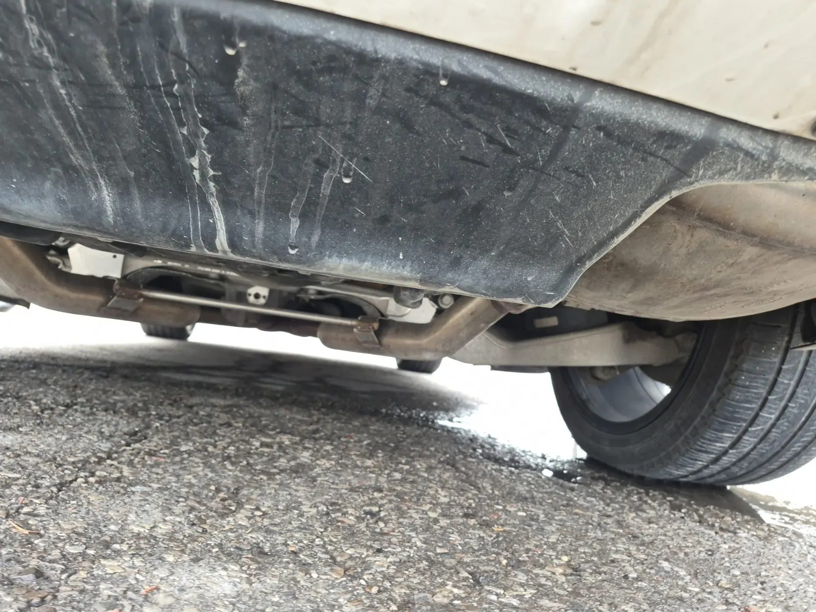 Undercarriage - Rear Photo