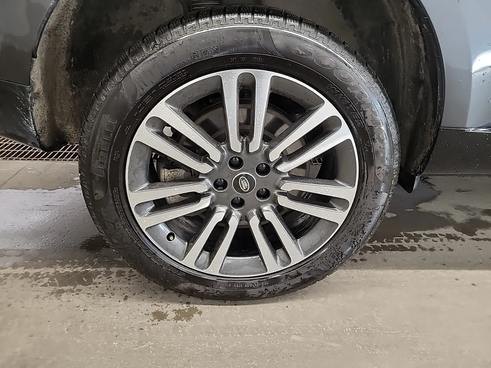 Right Rear Wheel/Tire Photo