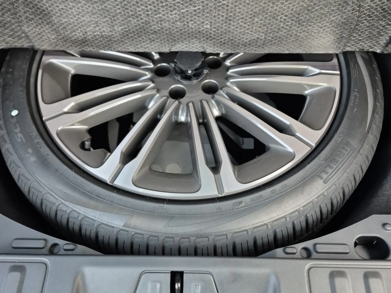 Spare Tire & Wheel Photo