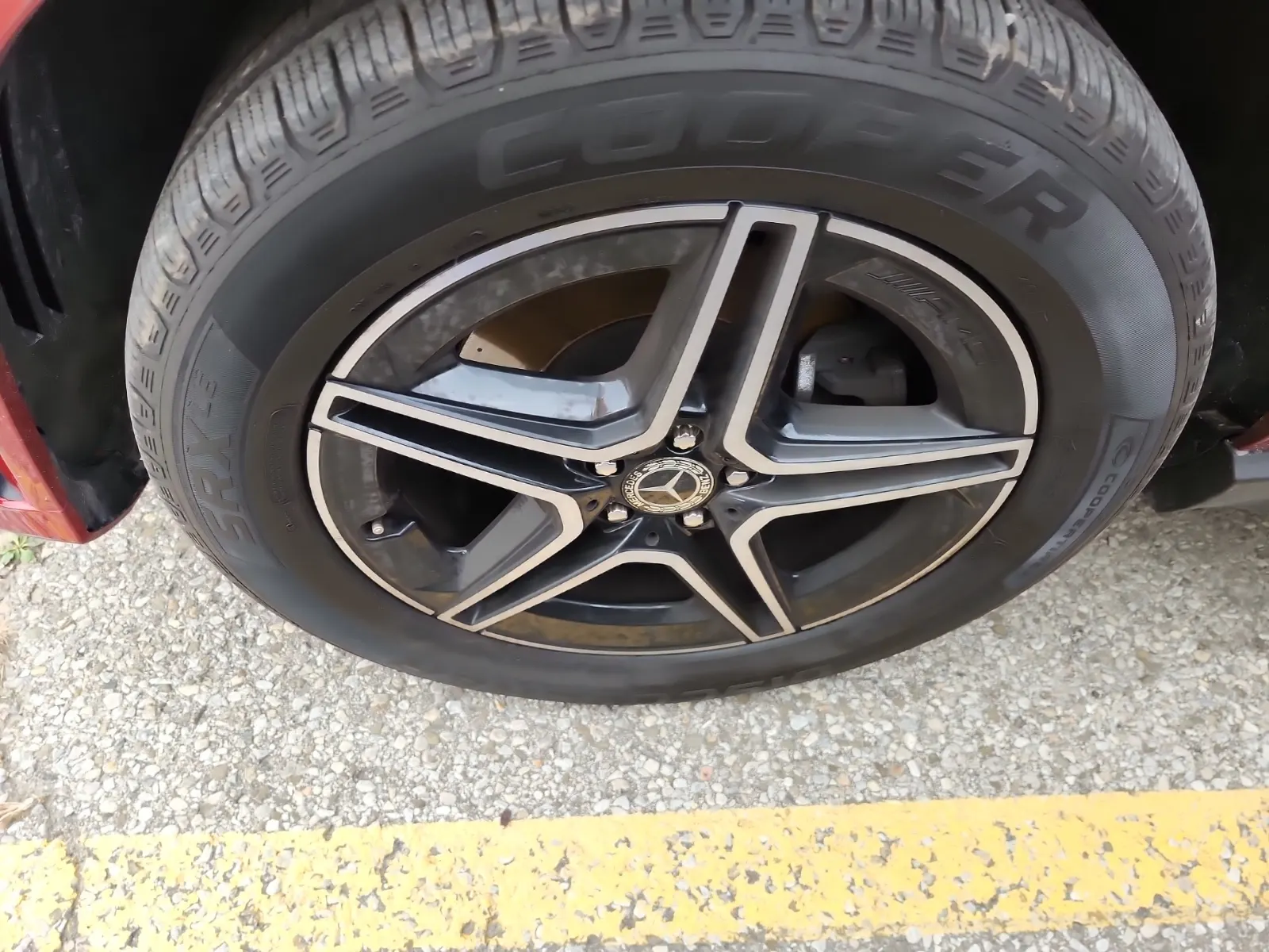 Front driver wheel/tire photo