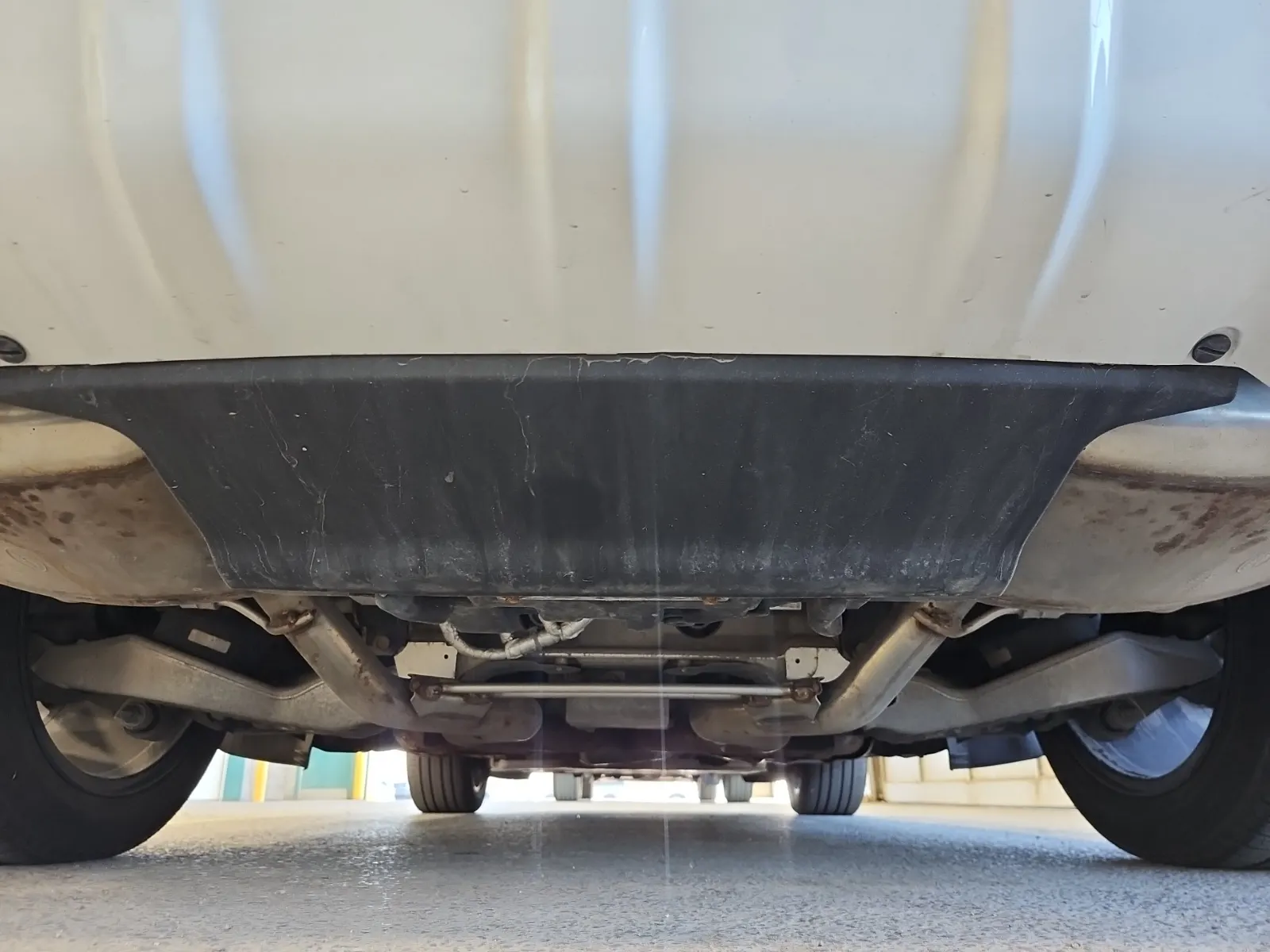 Undercarriage - Rear Photo
