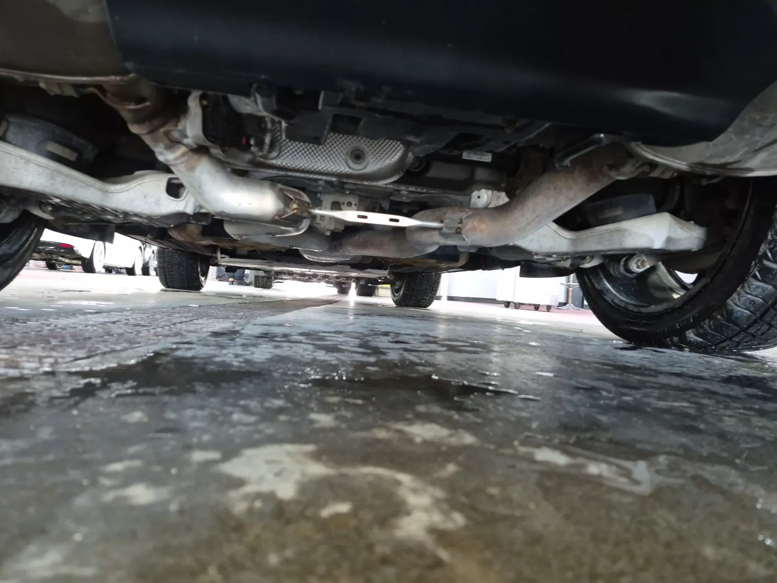 Undercarriage - Rear Photo