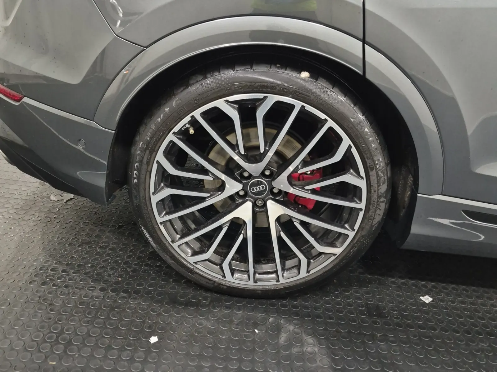 Right Rear Wheel/Tire Photo