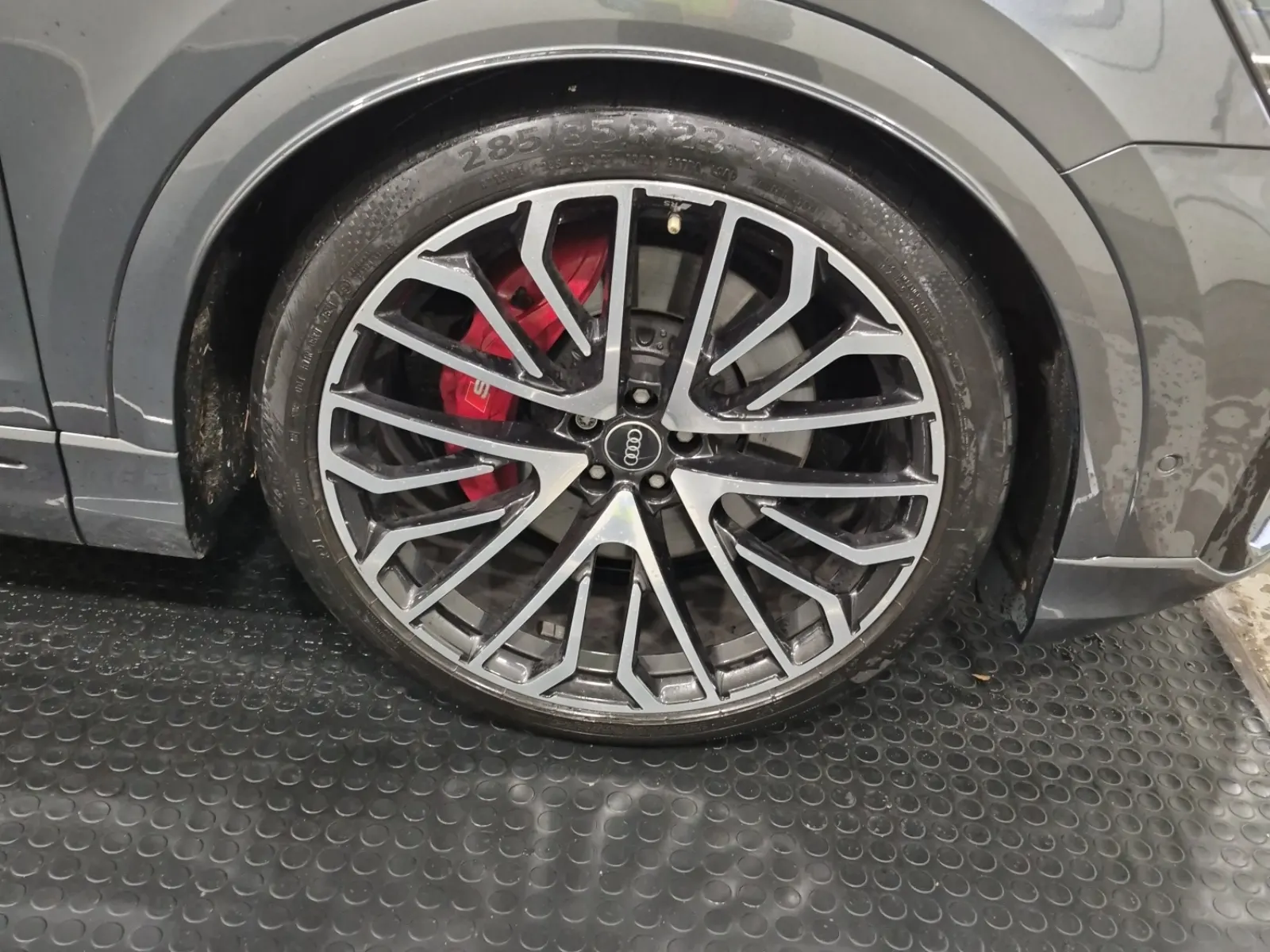 Right Front Wheel/Tire Photo