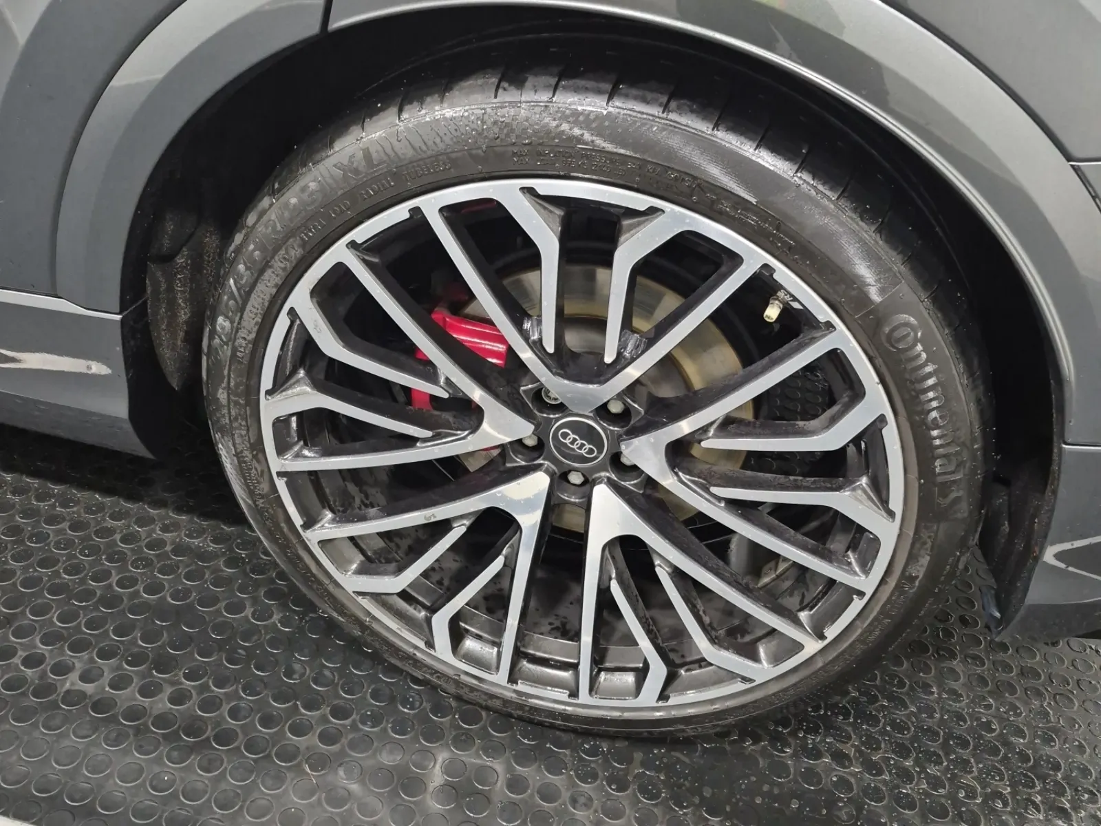 Left Rear Wheel/Tire Photo