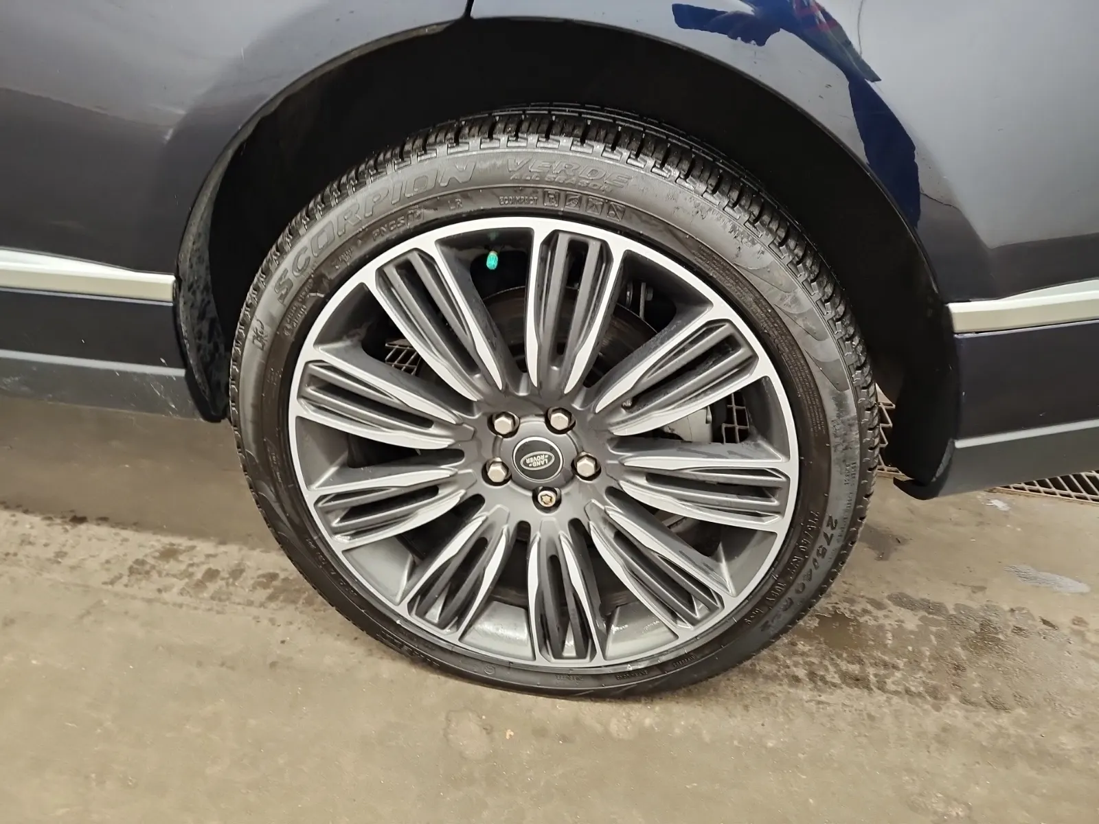 Left Rear Wheel/Tire Photo
