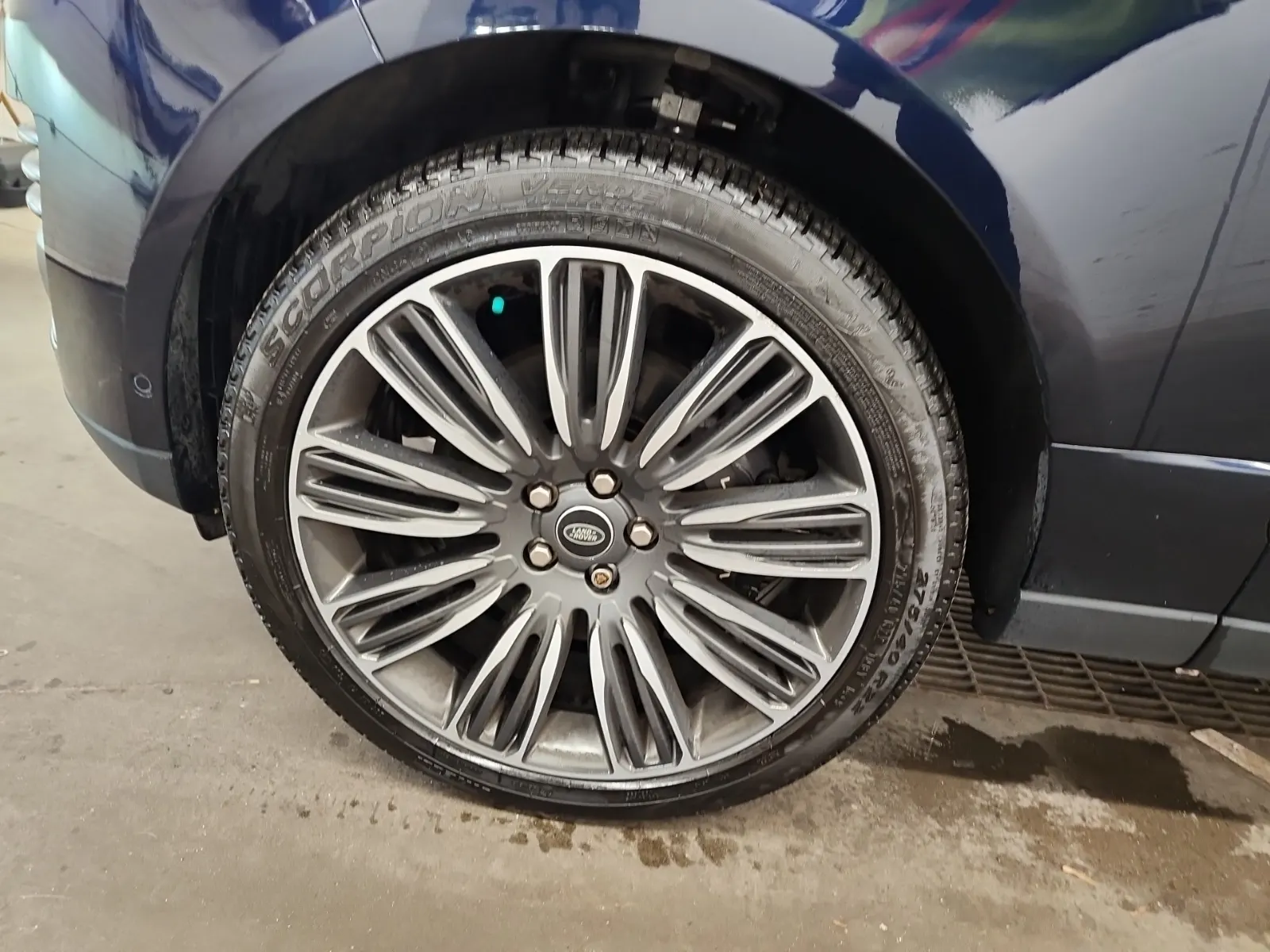 Front driver wheel/tire photo