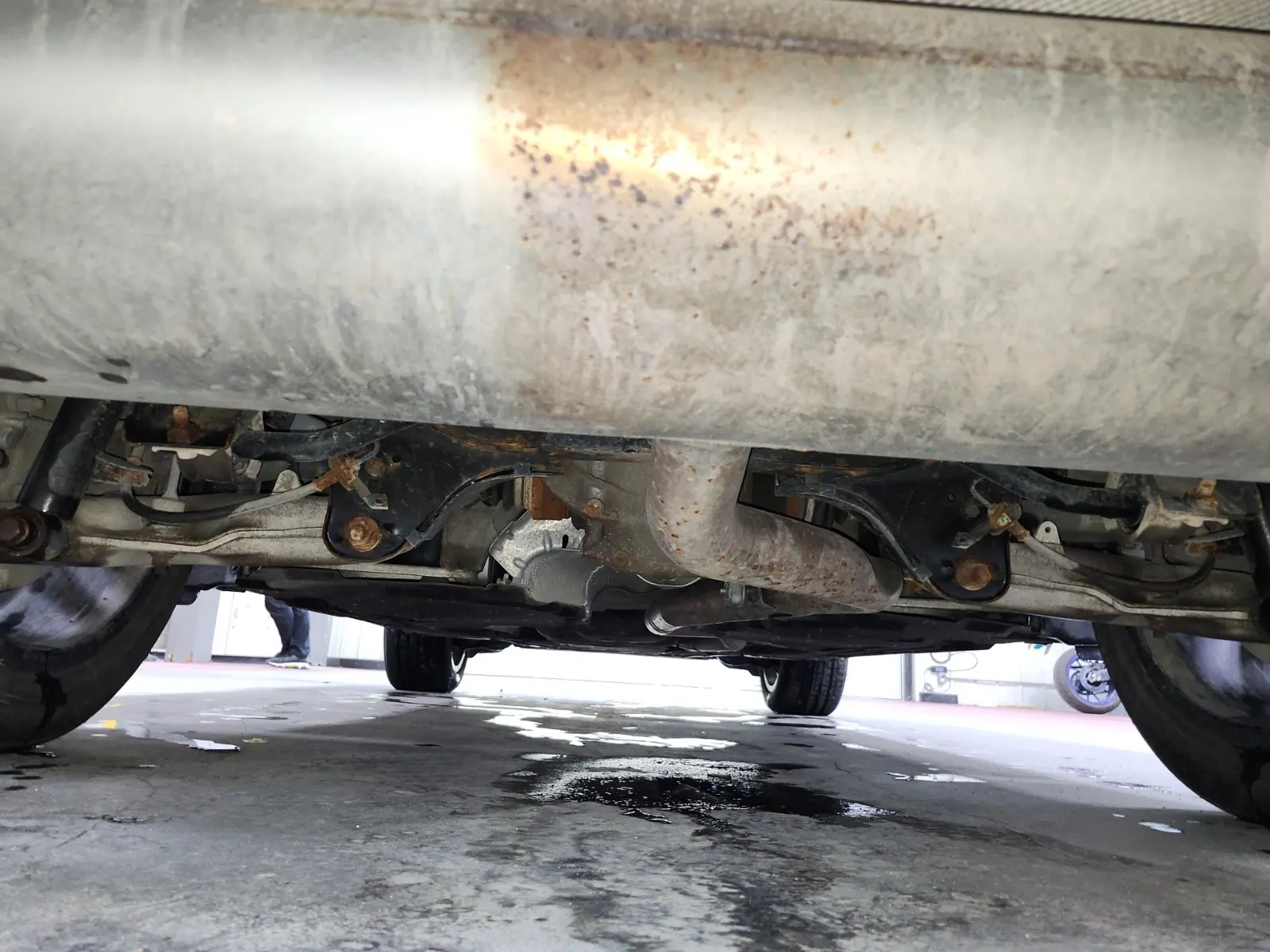 Undercarriage - Rear Photo