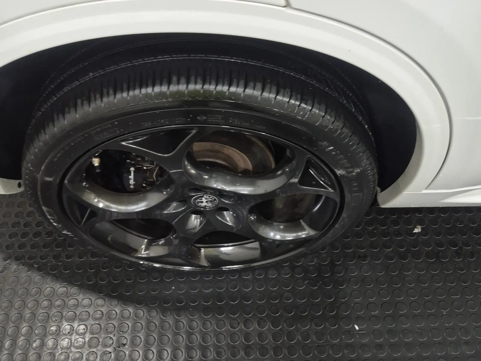Right Rear Wheel/Tire Photo