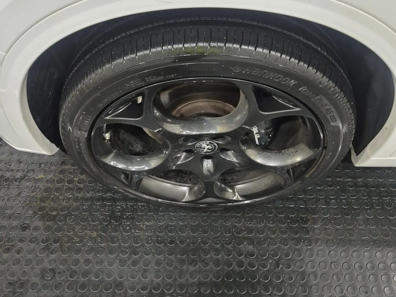 Front driver wheel/tire photo