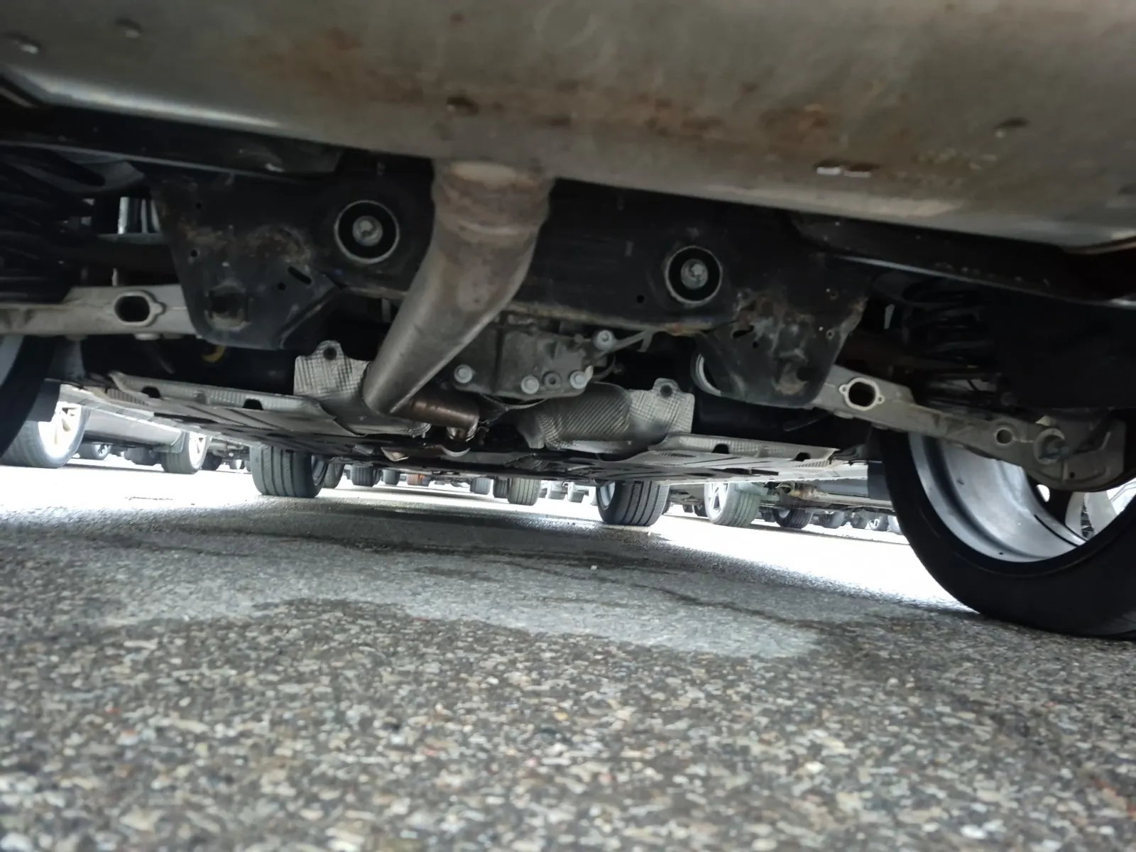 Undercarriage - Rear Photo