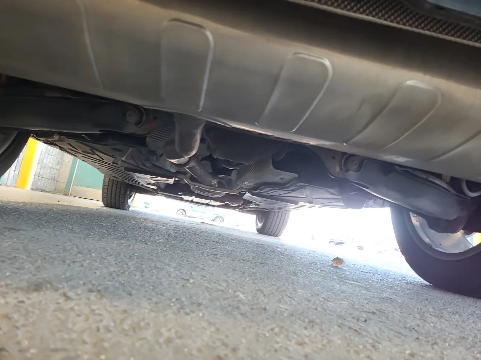 Undercarriage - Rear Photo