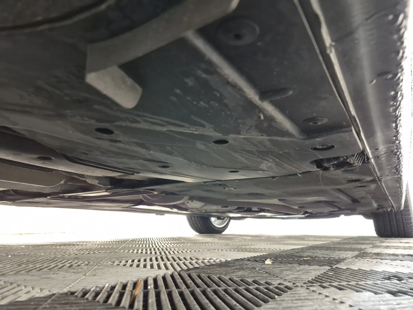 Undercarriage - Passenger Photo