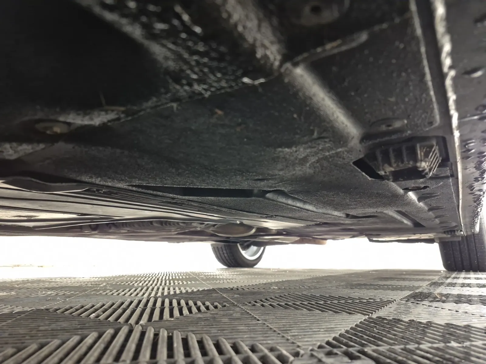 Undercarriage - Driver Photo