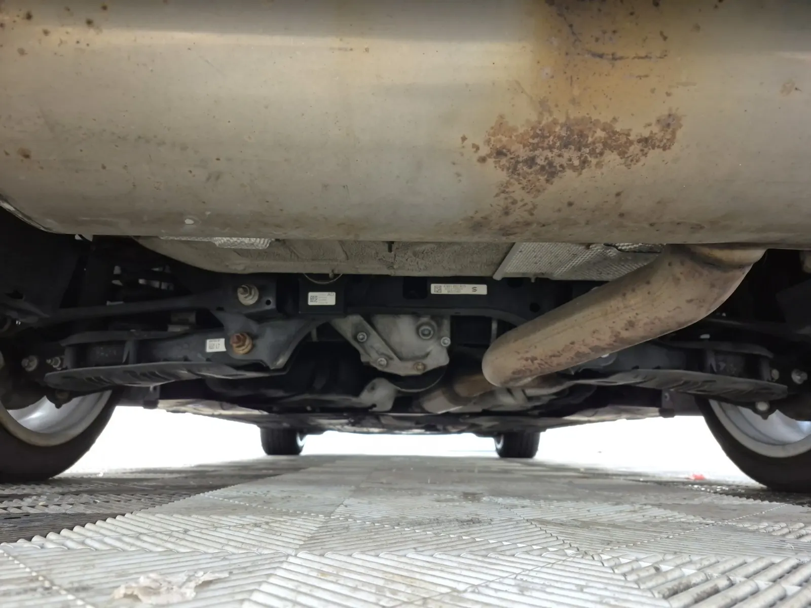 Undercarriage - Rear Photo