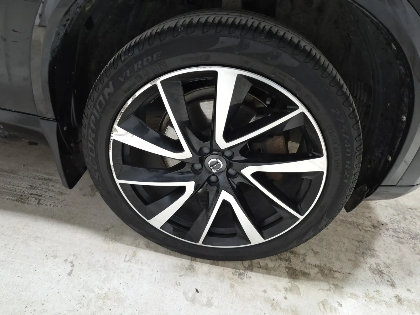 Right Front Wheel/Tire Photo