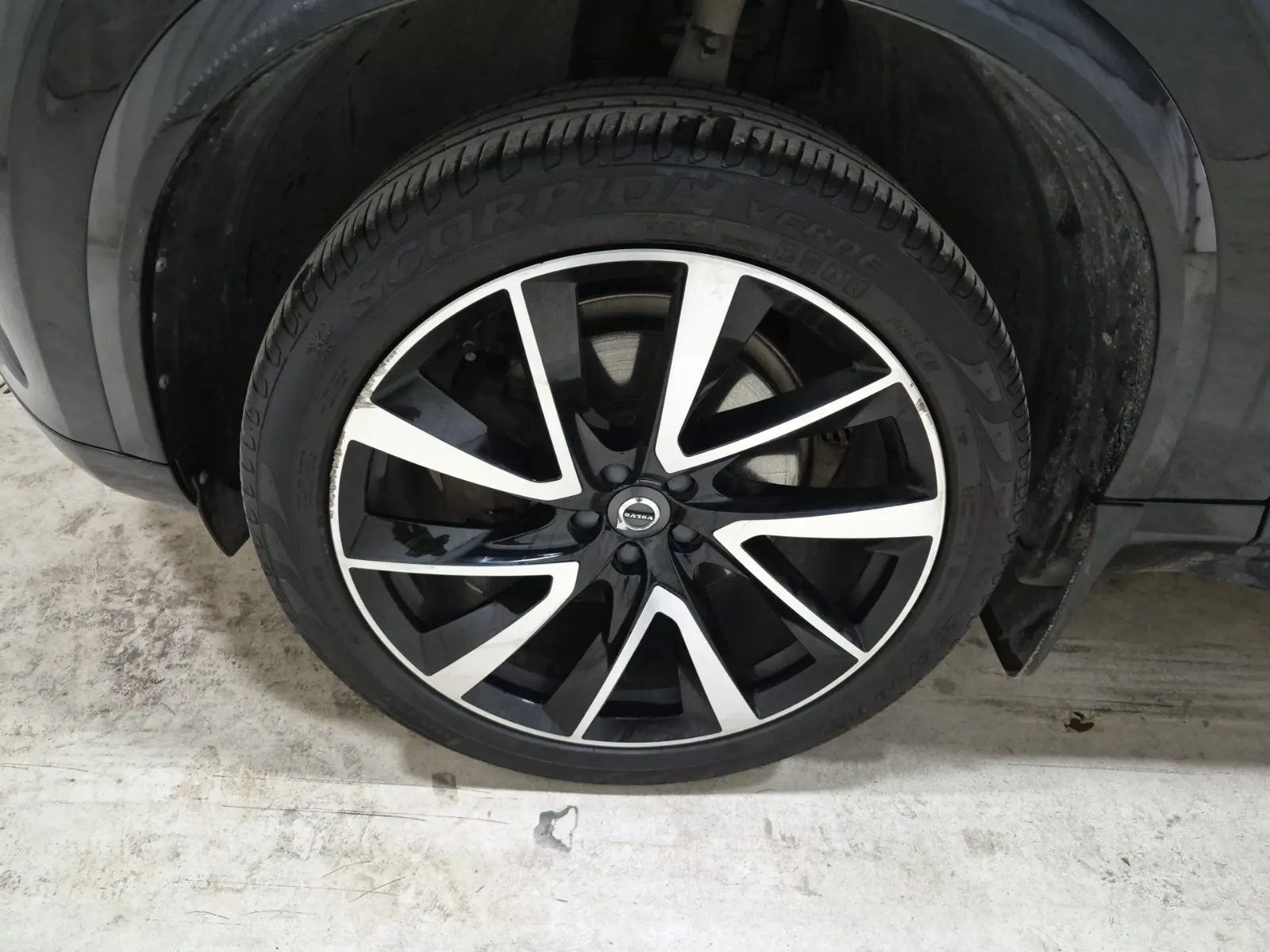 Front driver wheel/tire photo