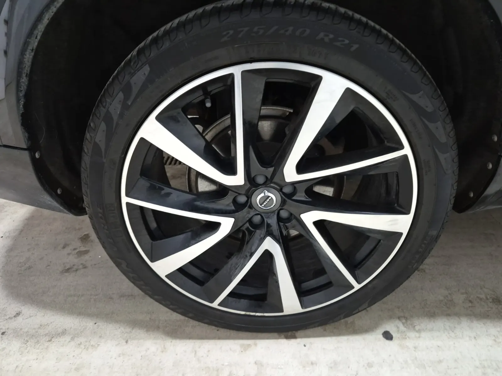Right Rear Wheel/Tire Photo