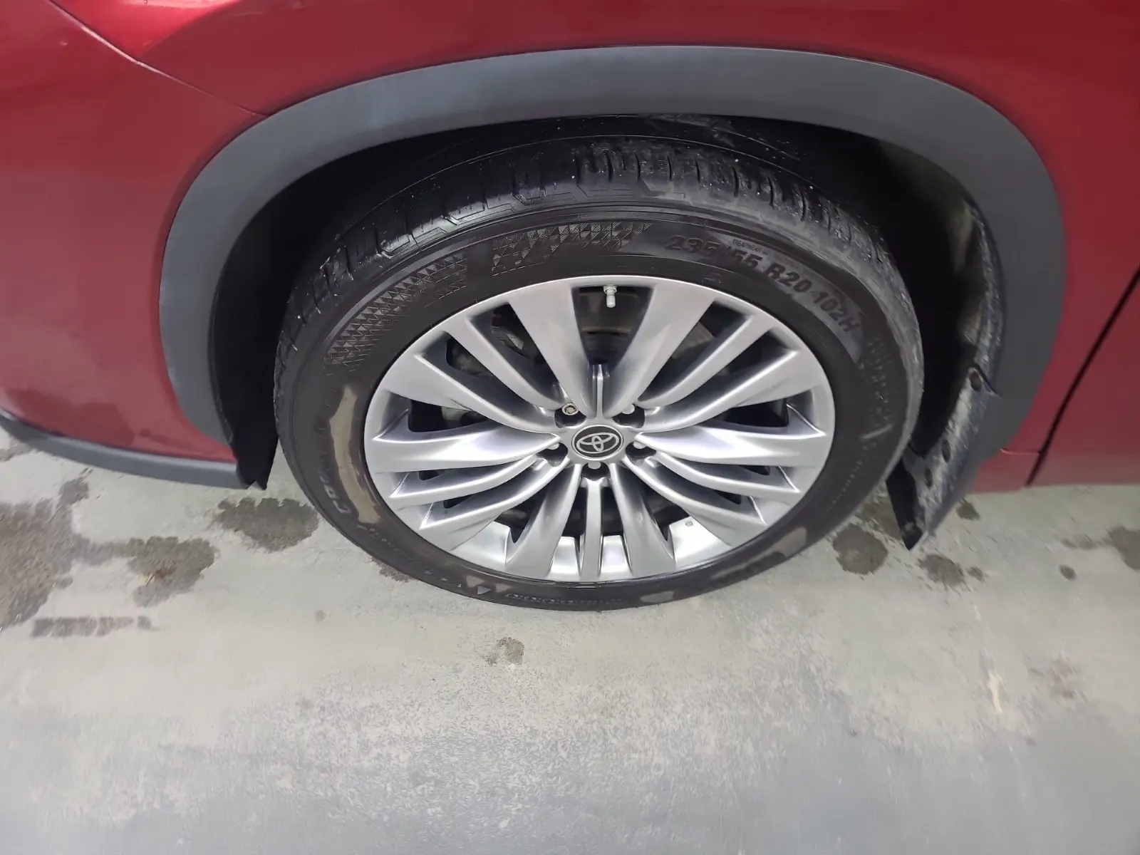 Front driver wheel/tire photo