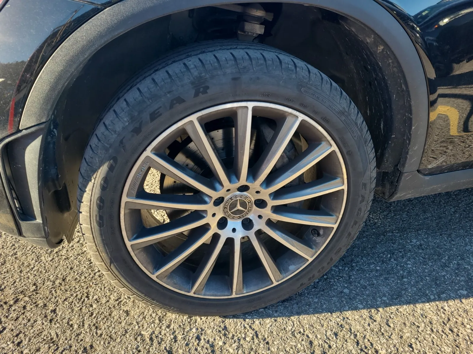 Front driver wheel/tire photo