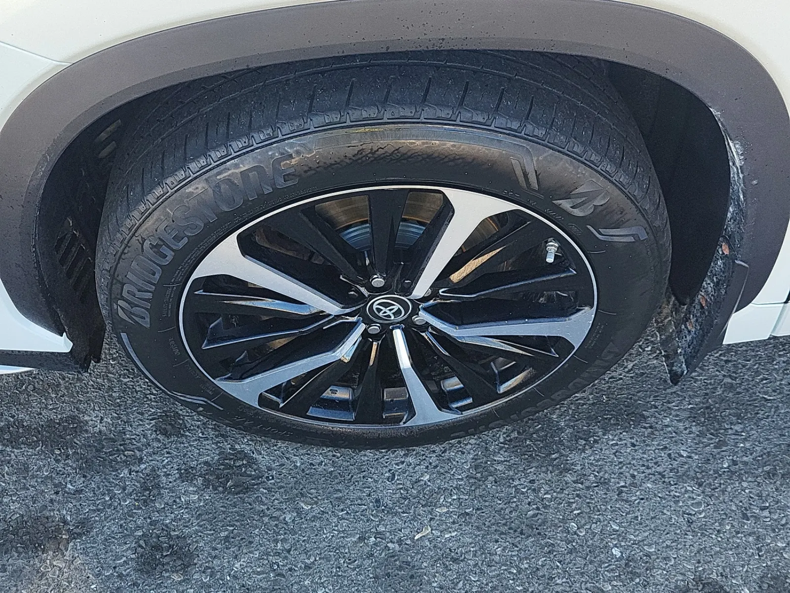Front driver wheel/tire photo