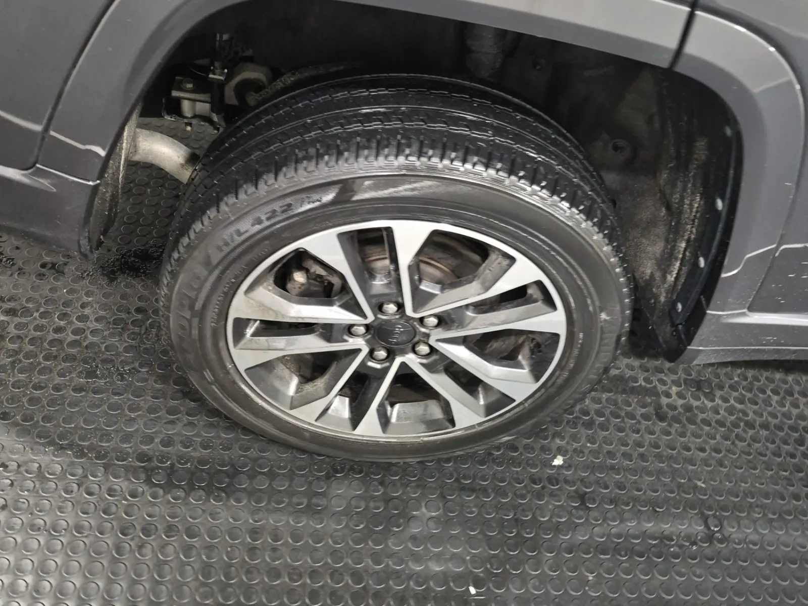 Right Rear Wheel/Tire Photo