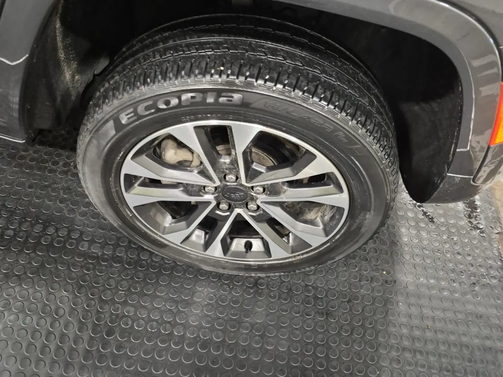 Right Front Wheel/Tire Photo