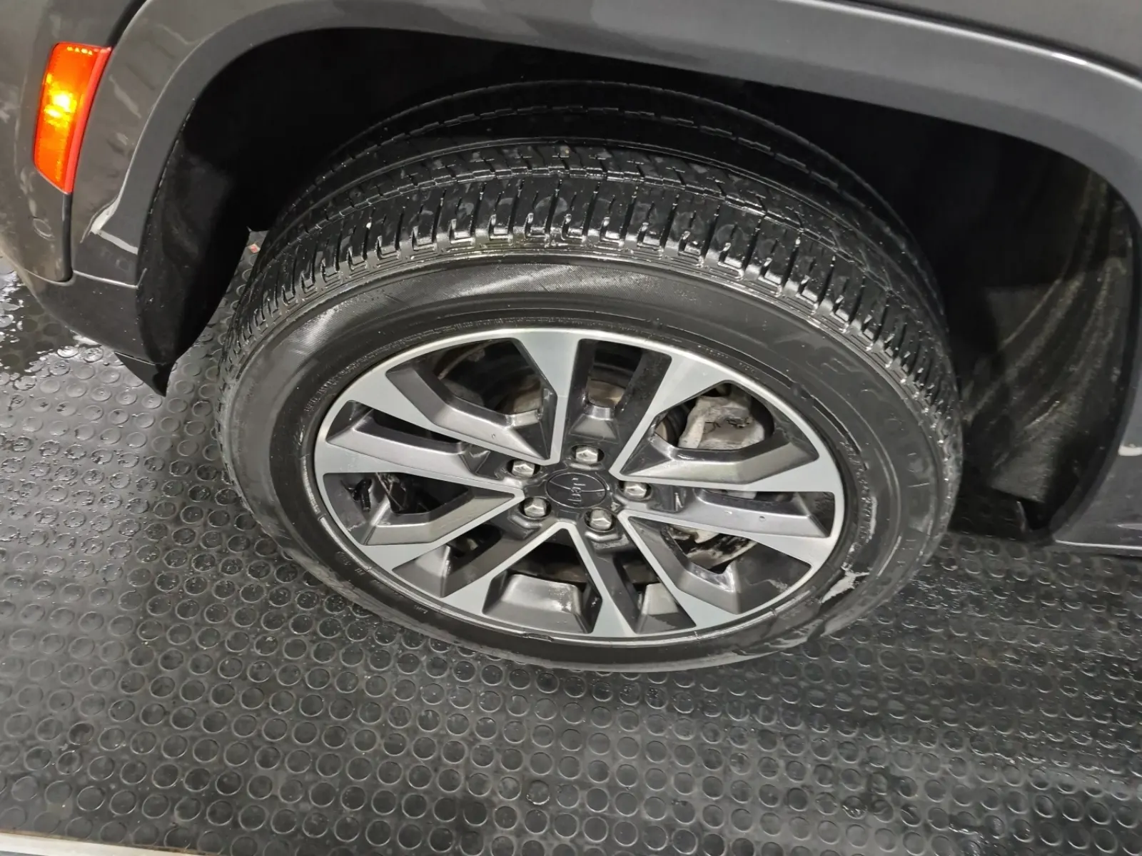 Front driver wheel/tire photo