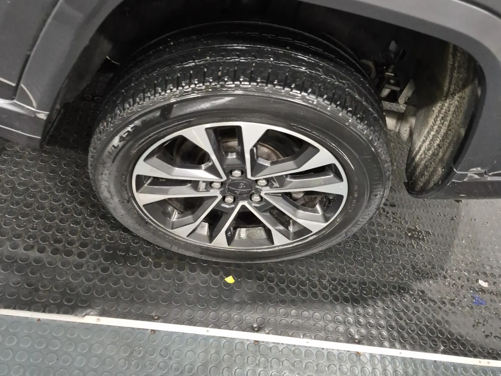 Left Rear Wheel/Tire Photo