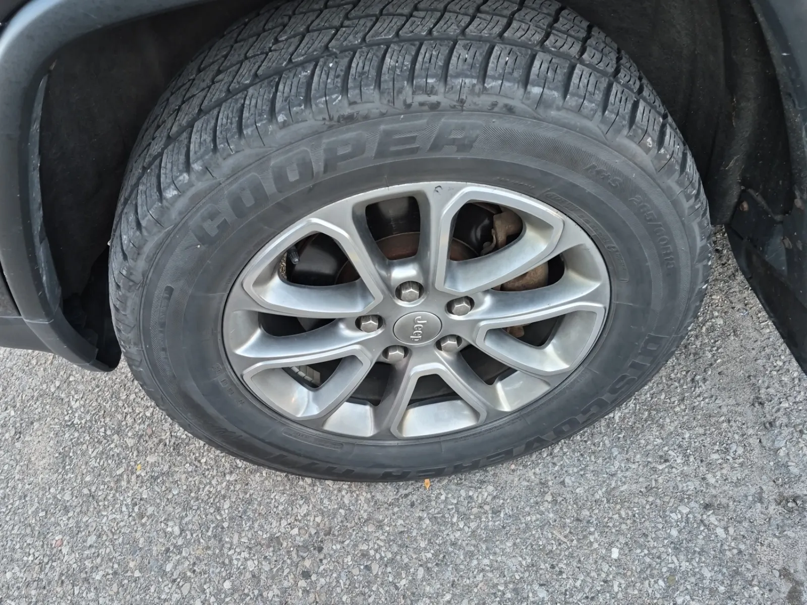 Front driver wheel/tire photo